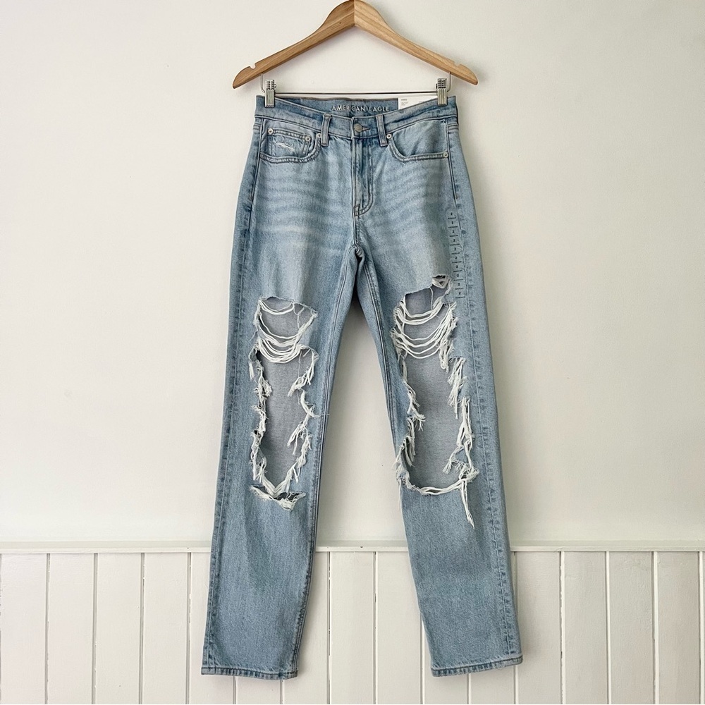 American Eagle Strigid 90s Ripped Mom Jeans Size 2 Regular